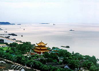 Dongting Lake Scenic Area: A Vast Aquatic Playground and Cultural Treasure Trove!