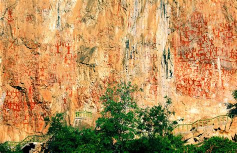 Huashan Rock Paintings:  Mystifying Ancient Art Etched into Nature's Canvas!