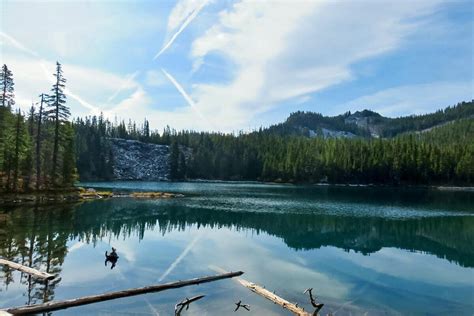 The Verdant Serenity of Vailiang Lake: A Hidden Gem for Nature Lovers!